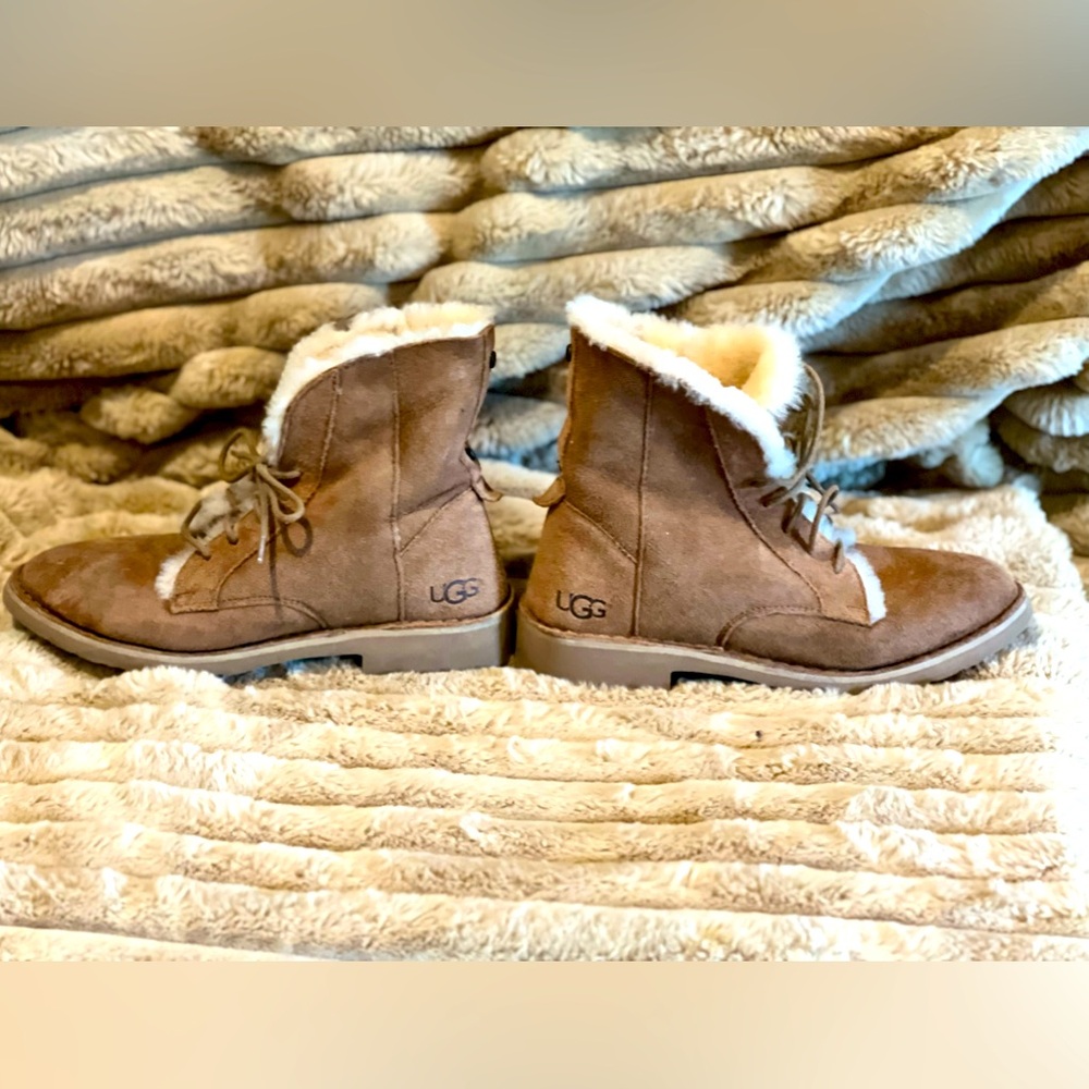 UGG Quincy Sheepskin lining Bootie